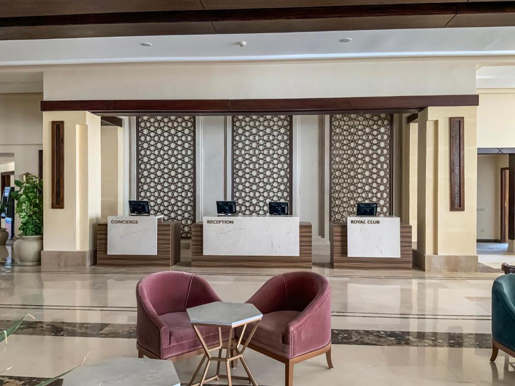 Viesnīcas Sunrise Select Diamond Beach Resort reģistratūra ar elegantiem galdiem.