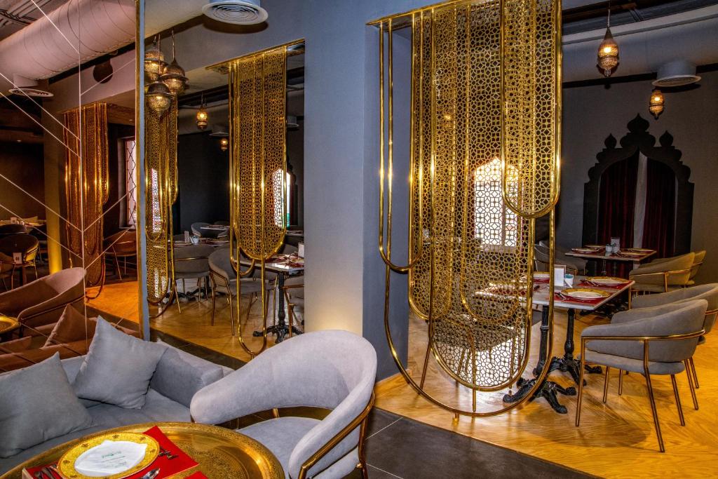 Eleganta ēdamzāle Sunrise Select Diamond Beach Resort ar zeltītām dekorācijām.