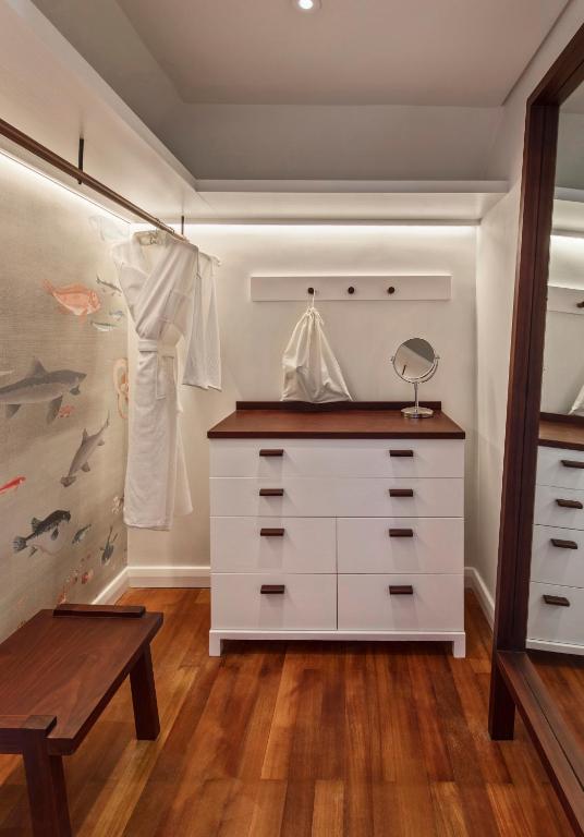 Kostīms un spogulis LUX* Le Morne numurā, moderns interjers