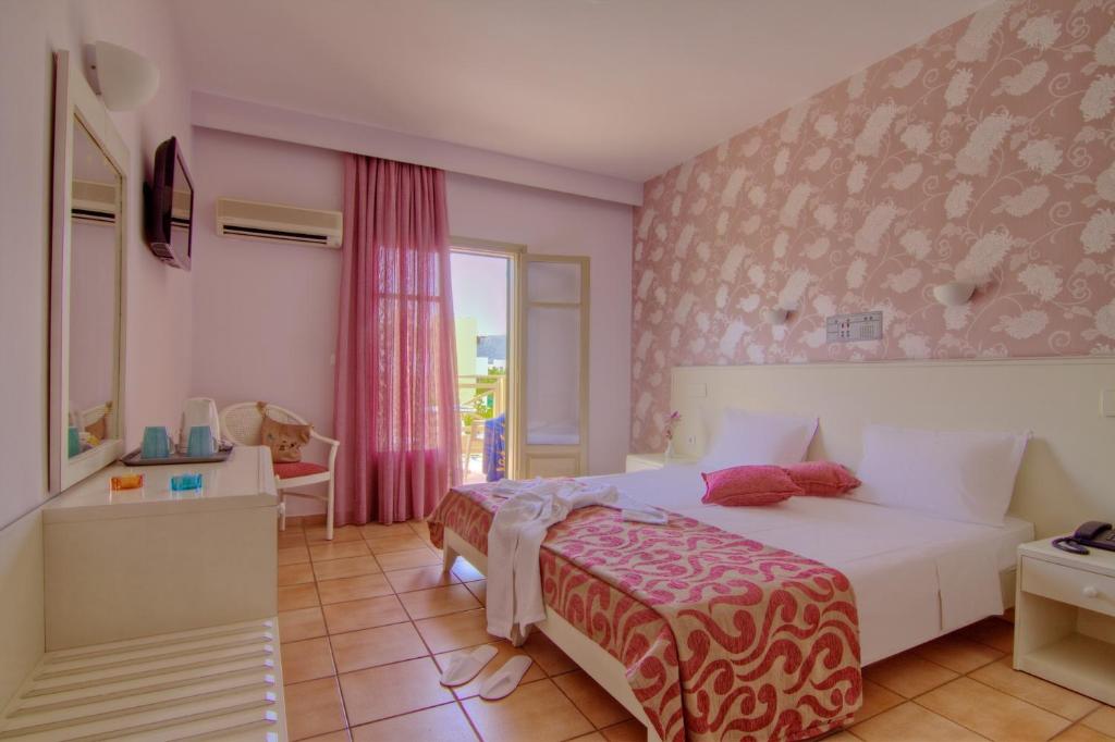 Mūsdienīgs viesnīcas numurs ar gaisīgu interjeru, gaišām krāsām un pieejamu terasi. Numurā ir divguļamā gulta, televizors un dabiska apgaismojuma avots.