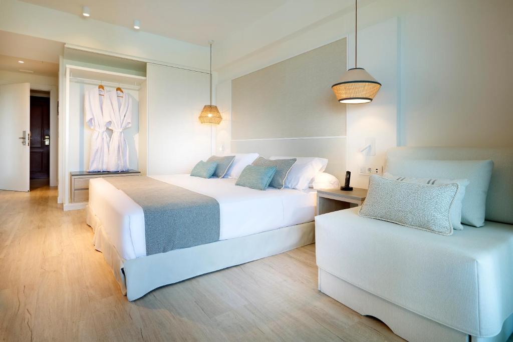 Mūsdienīga guļamistaba ar divguļamo gultu, mīkstām spilveniem un brīnišķīgu apgaismojumu, kas rada relaksējošu atmosfēru. Interjers ir gaišs un elegants, ar skapī pakarinātiem halātiem.