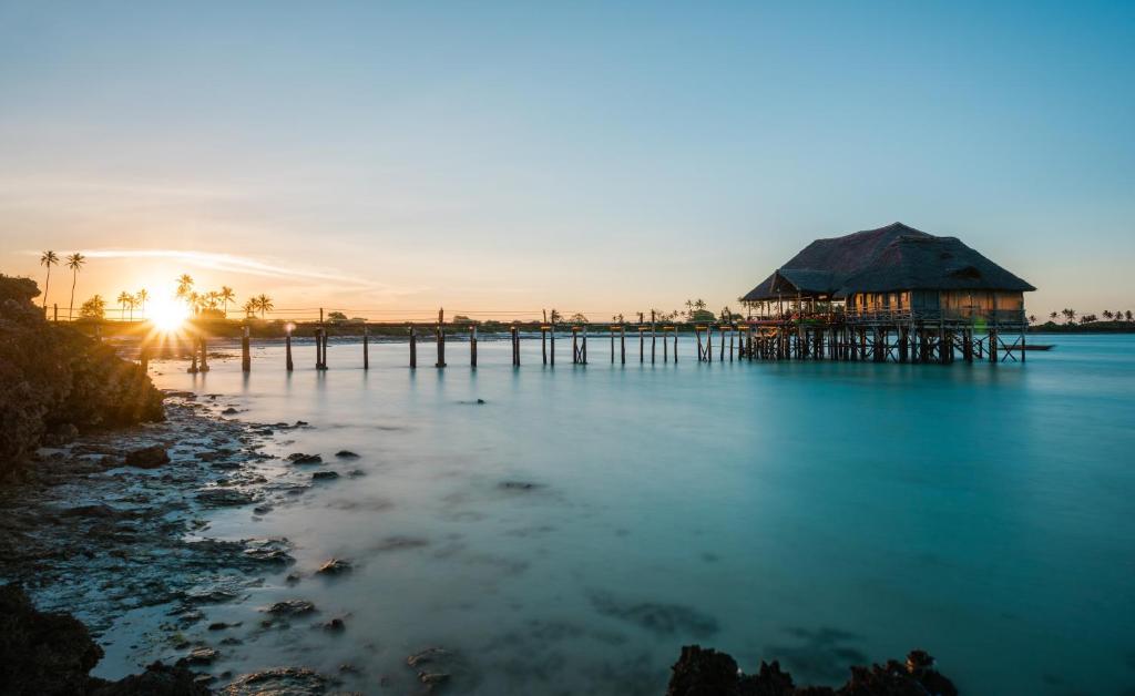 Saulriets pie Reef & Beach Resort piekrastē.