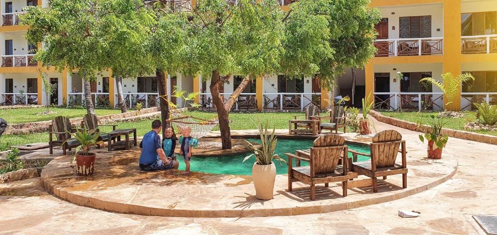 Reef & Beach Resort dārza baseins ar ģimeni atpūtā