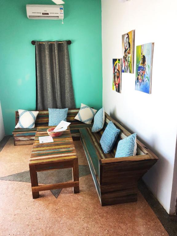 Reef & Beach Resort mājīgs viesistabas stūrītis ar spilgtiem spilveniem.