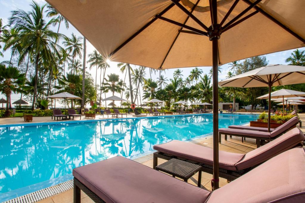 TUI Blue Bahari Zanzibar baseins ar sauļošanās krēsliem un palmām