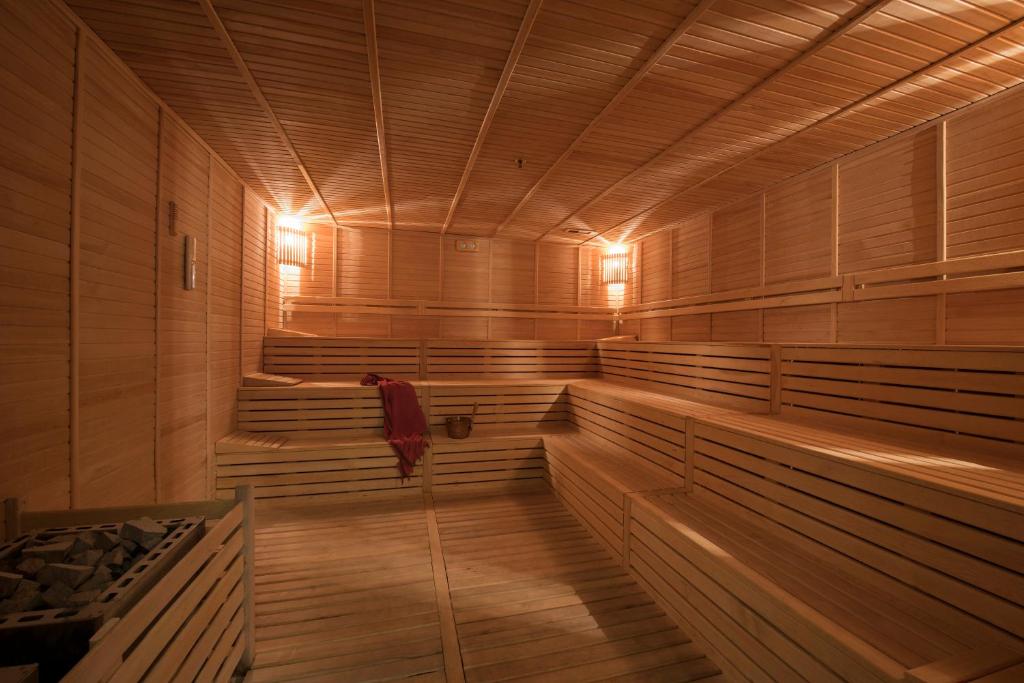 Sauna ar koka interjeru Akra Kemer viesnīcā