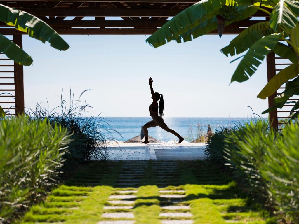 Sieviete praktizē jogu pie Akra Sorgun Tui Blue Sensatori piekrastē.