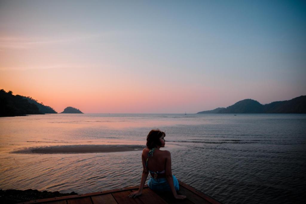 Saulriets pie The Aiyapura Koh Chang Resort, sieviete pie ūdens.