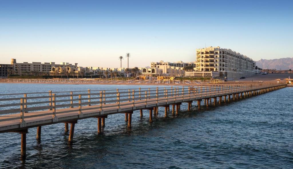 Gravity Hotel Sahl Hasheesh piekrastes piestātne ar skatu uz viesnīcu.