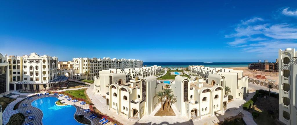 Gravity Hotel Sahl Hasheesh piekrastes skats ar baseinu un viesnīcu kompleksu.