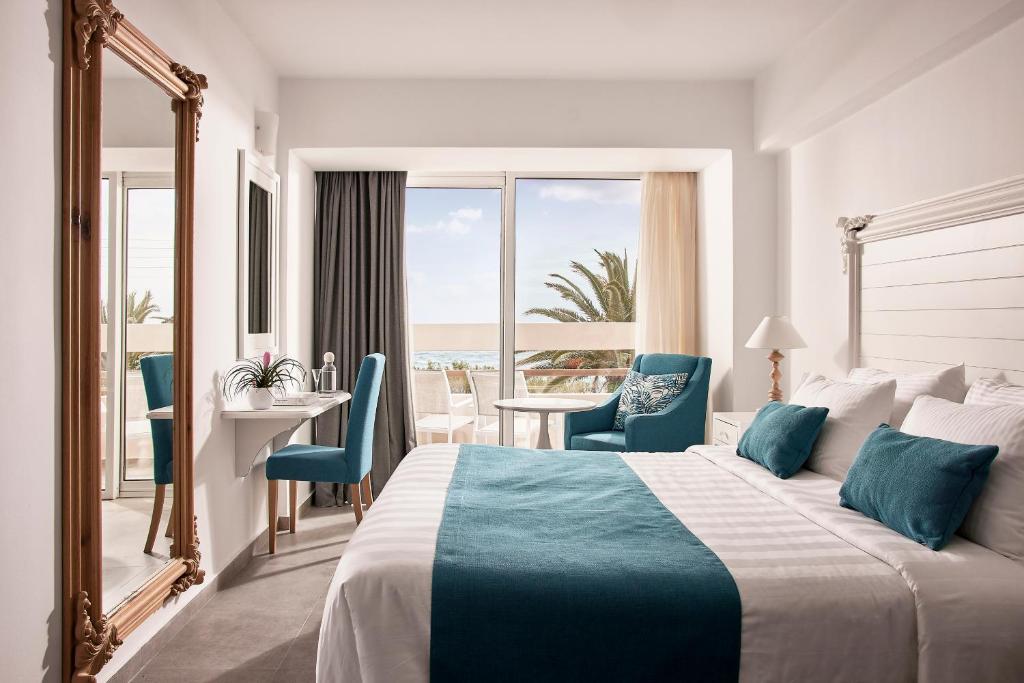 Moderns viesnīcas numurs ar jūras skatu, gaišām krāsām un stilīgu interjeru, ieskaitot ērtu gultu un sēdvietas. Numurā ir liels logs, kas ļauj ienākt dabiskajai gaismai.