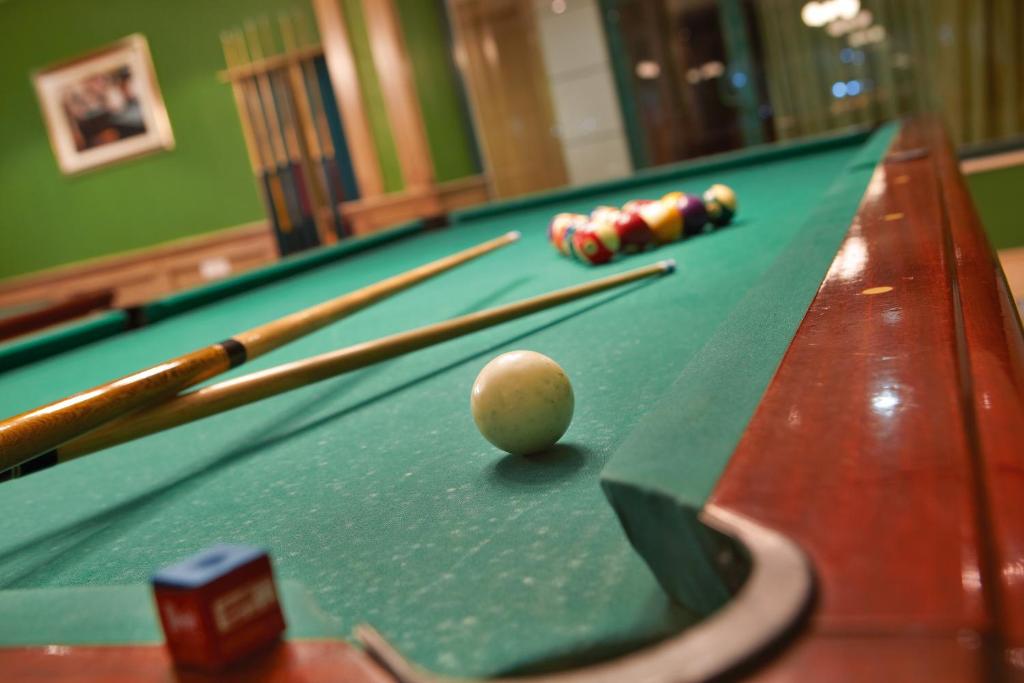 Biliarda galds Meryan Hotel ar bumbiņām un nūjām