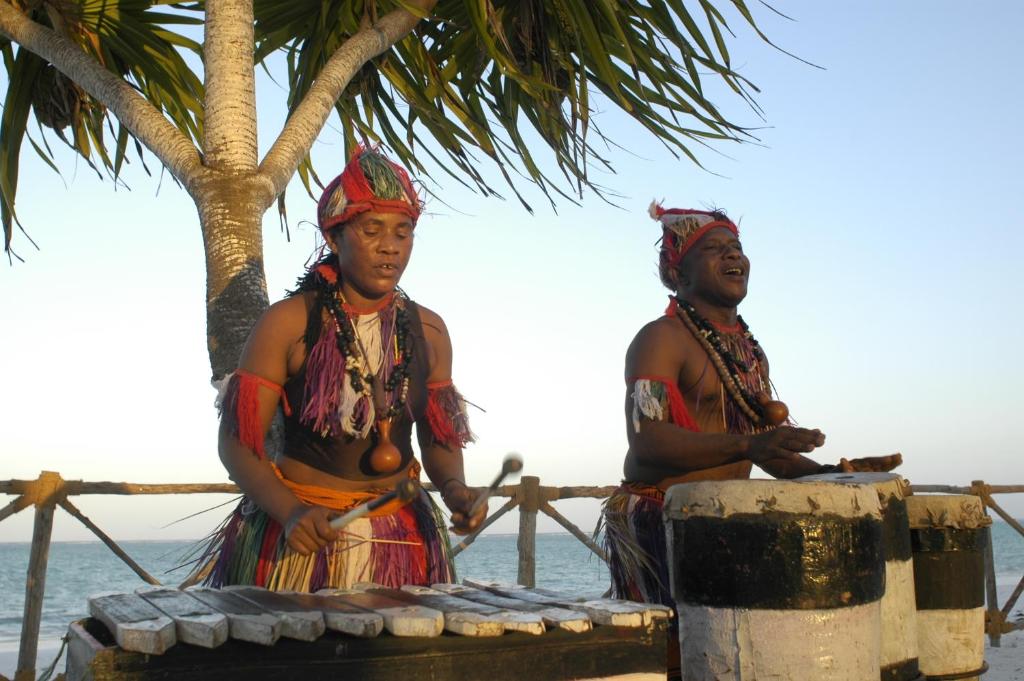 Tradicionālie mūziķi spēlē pie okeāna Ocean Paradise Resort & Spa piekrastē.