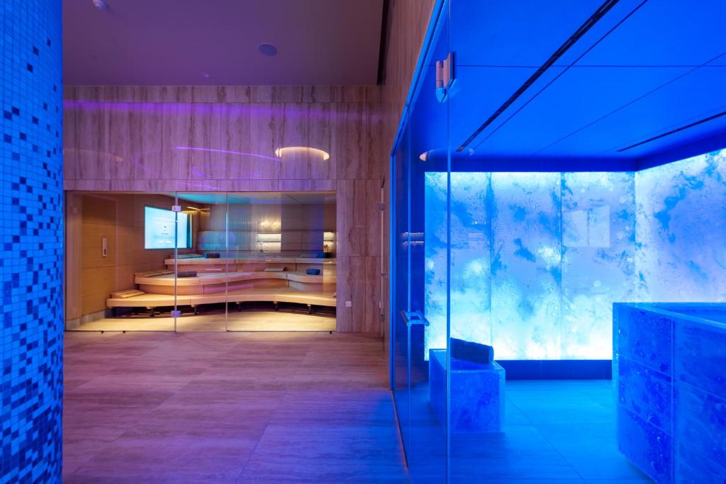 Adams Beach viesnīcas spa zona ar saunu un mirdzošām gaismām.