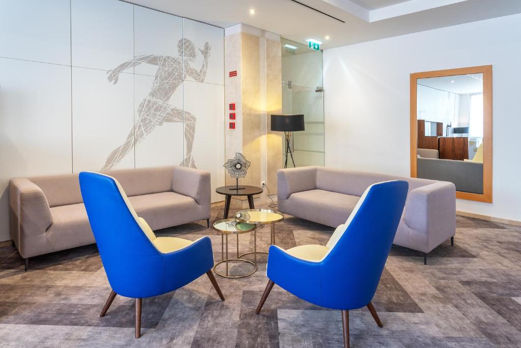 AP Victoria Sport & Beach Hotel vestibils ar sporta tematikas dizainu un ērtiem dīvāniem.