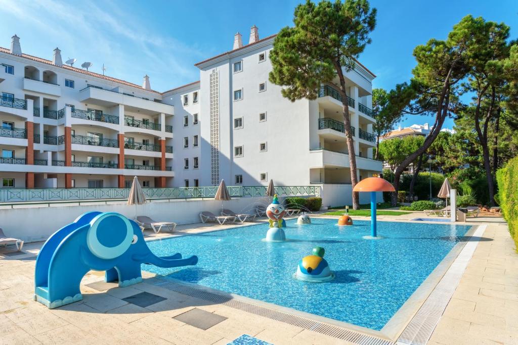 AP Victoria Sport & Beach Hotel bērnu baseins ar ziloņa slidkalniņu un rotaļu elementiem saulainā dienā