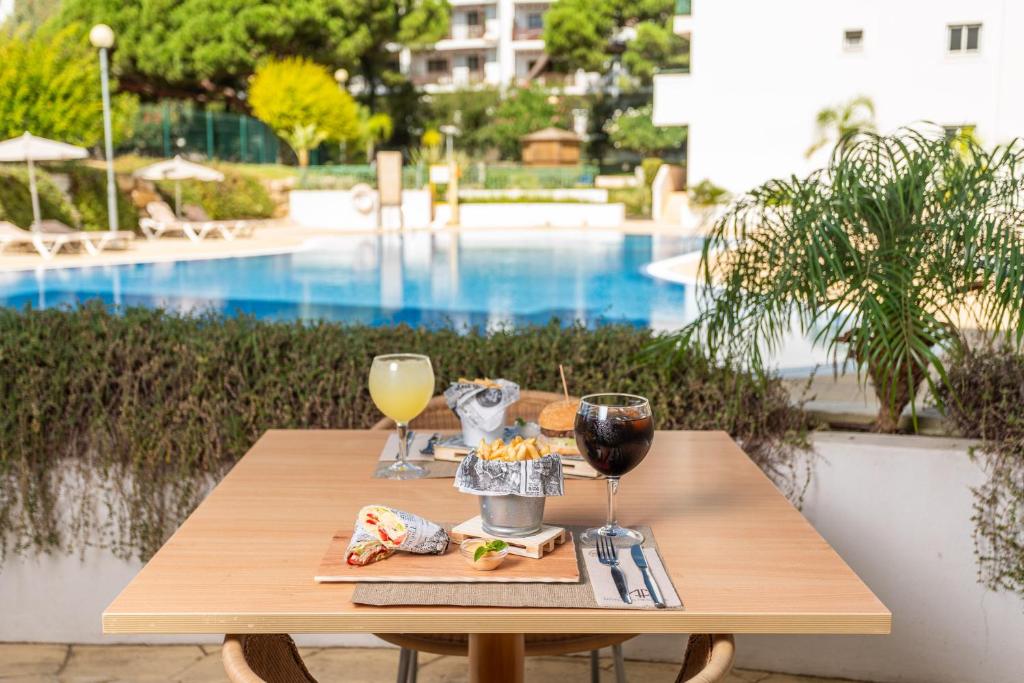 Gardas uzkodas un dzērieni pie baseina AP Victoria Sport & Beach Hotel terasē.