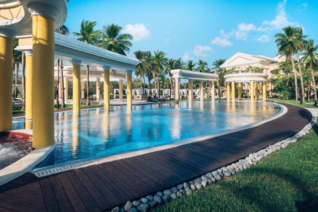 Baseins ar palmām pie JOIA Paraiso by Iberostar