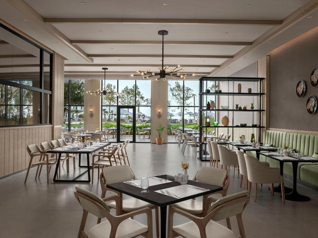 Moderns restorāns ar skatu uz dārzu pie viesnīcas NG Phaselis Bay