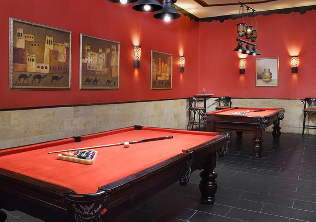 Biliarda istaba viesnīcā Iberotel Makadi Beach ar sarkaniem sienām un stilu.
