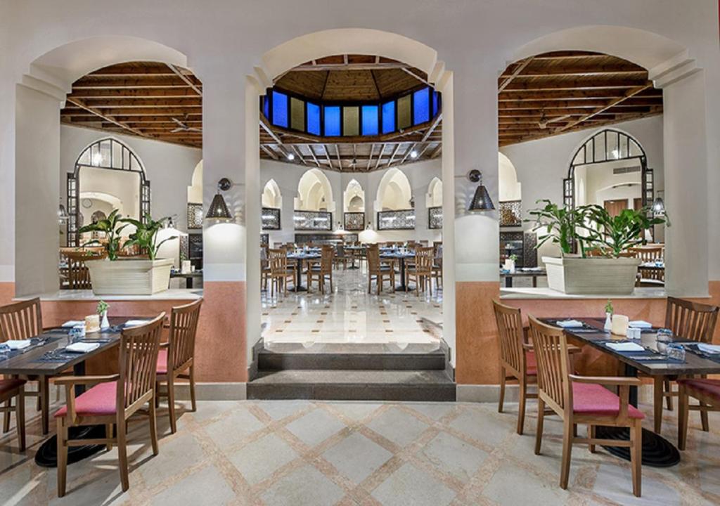 Restorāns Iberotel Makadi Beach ar elegantām detaļām un plašu telpu.