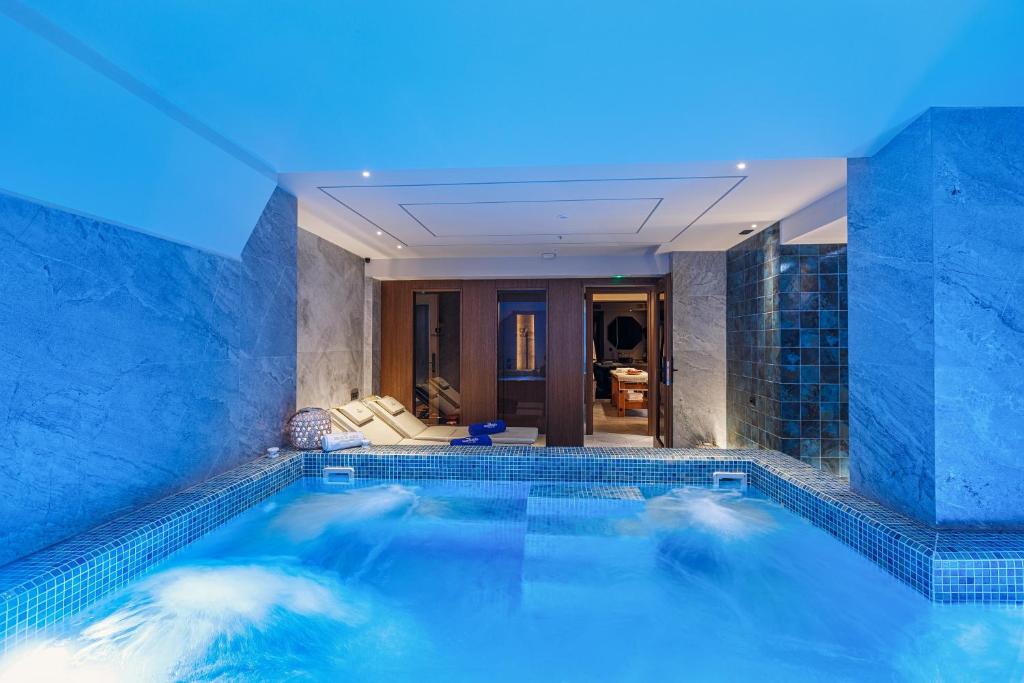 Mūsdienīgs spa ar burbuļvannu, apgaismojumu un relaksējošu atmosfēru. Ideāls vieta atpūtai un labsajūtai.