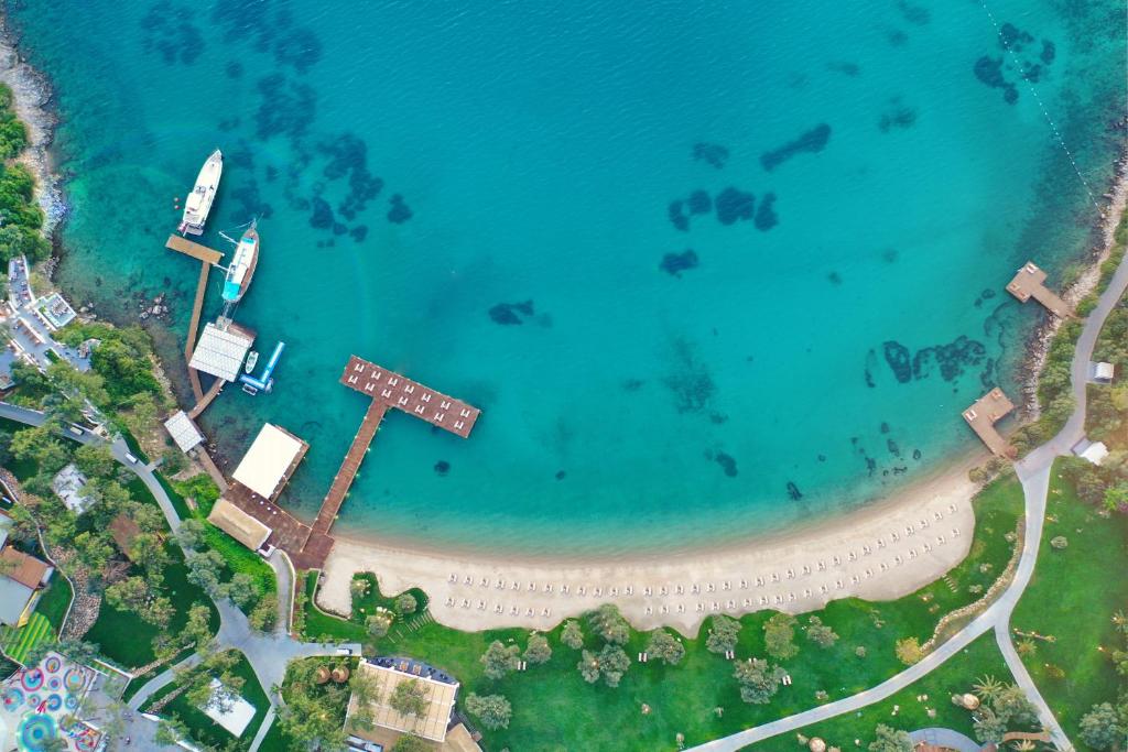 Skats uz Rixos Premium Bodrum pludmali un piestātni piekrastē