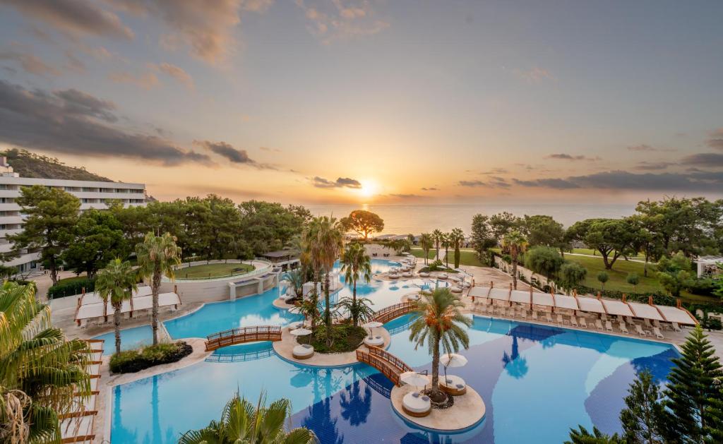 Rixos Premium Tekirova viesnīcas baseins pie saullēkta