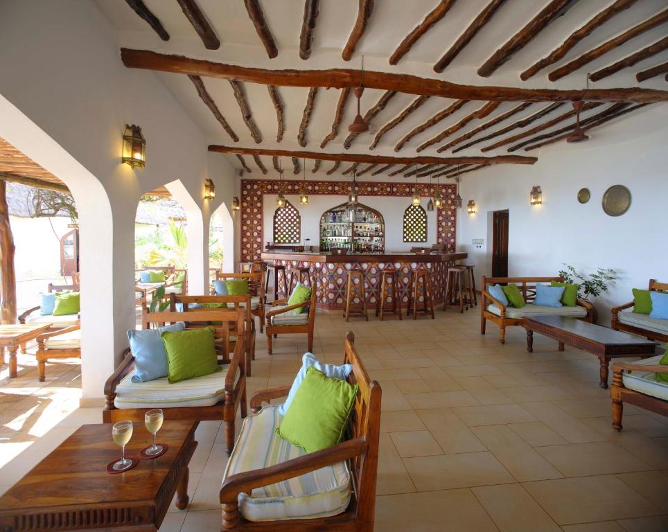 Sultan Sands Island Resort bārs ar tropisku interjeru.