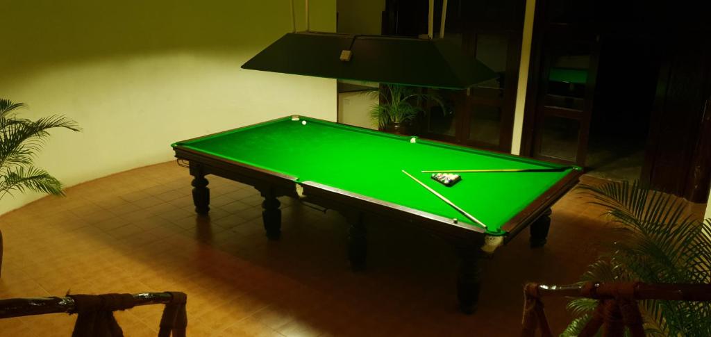 Biljarda galds Ocean Paradise Resort & Spa atpūtas telpā.
