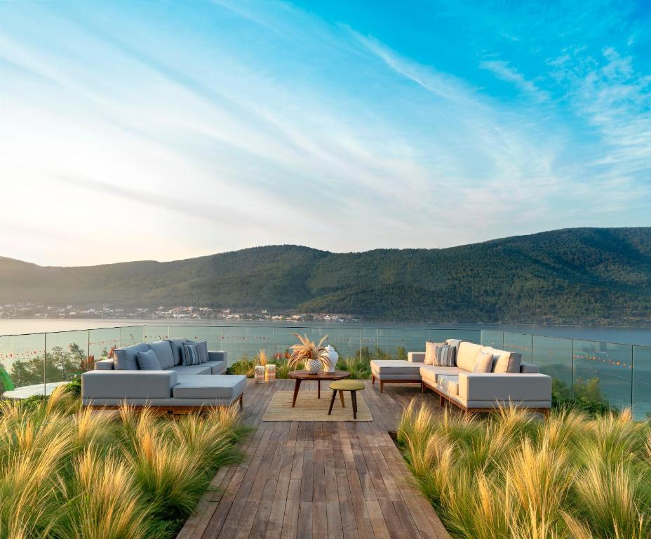 Terase pie Lujo Hotel Bodrum ar skatu uz kalniem un jūru