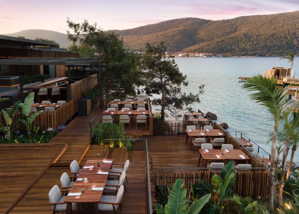 Restorāns piekrastē ar elegantām terasēm, Lujo Hotel Bodrum