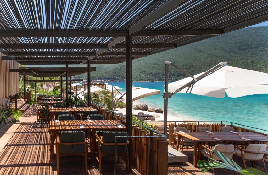 Restorāns piekrastē ar terasi un skatu uz jūru, Lujo Hotel Bodrum.