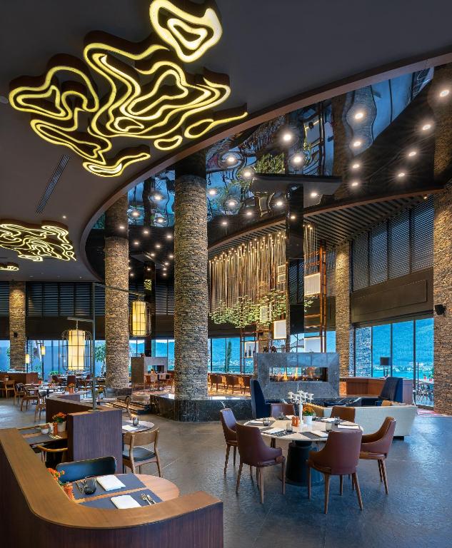 Mūsdienīgs restorāns Lujo Hotel Bodrum ar elegantu interjeru un skatu uz dabu.