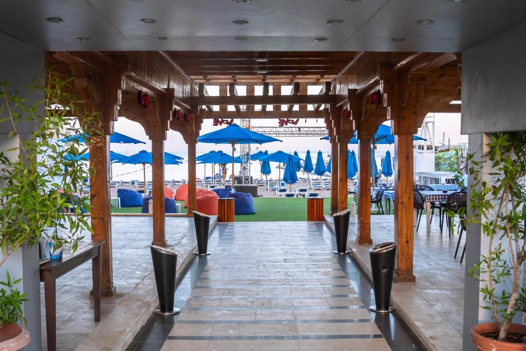 Ieiešana Naama Bay Hotel & Resort ar skatu uz zilo jumtu un dārzu