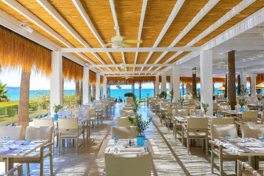 Restorāns ar skatu uz jūru The GrandResort Limassol Cyprus