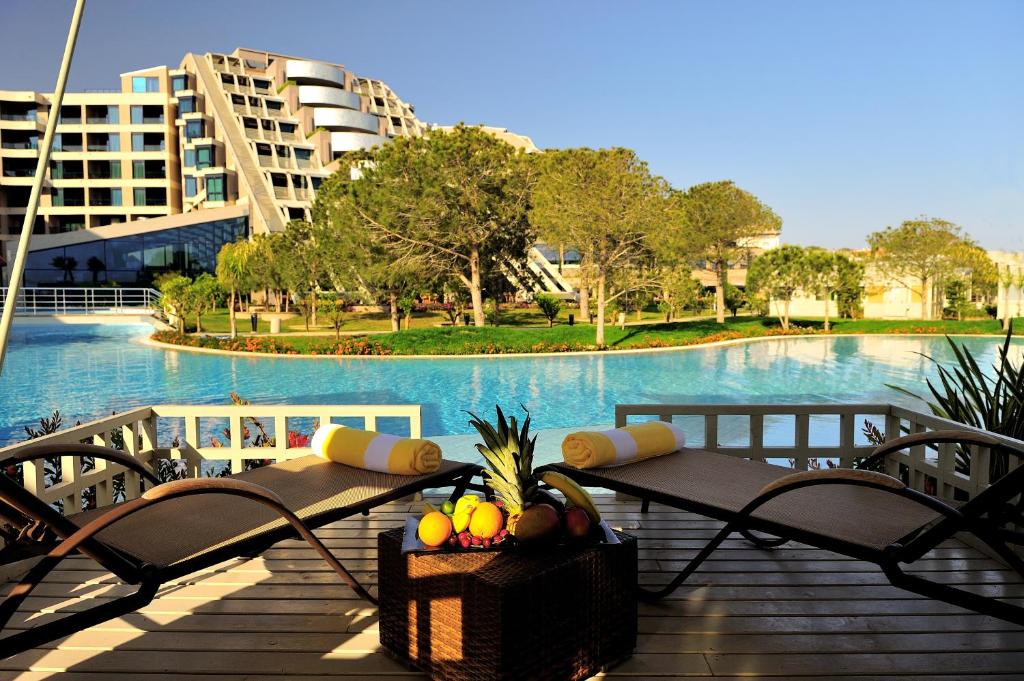 Relaksējoša skats no Susesi Luxury Resort terases ar baseinu un augļiem.