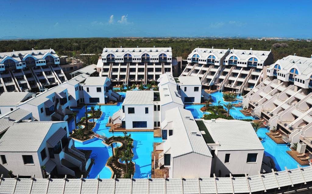 Susesi Luxury Resort skats uz modernām ēkām un peldbaseiniem