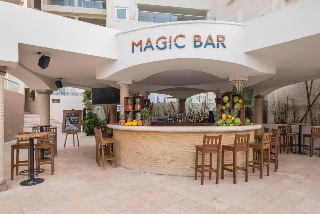 Bārs "Magic Bar" ar modernu dizainu, kas piedāvā plašu dzērienu izvēli un augļus dekorācijām. Vieta ir atvērta un aicina uz relaksāciju.