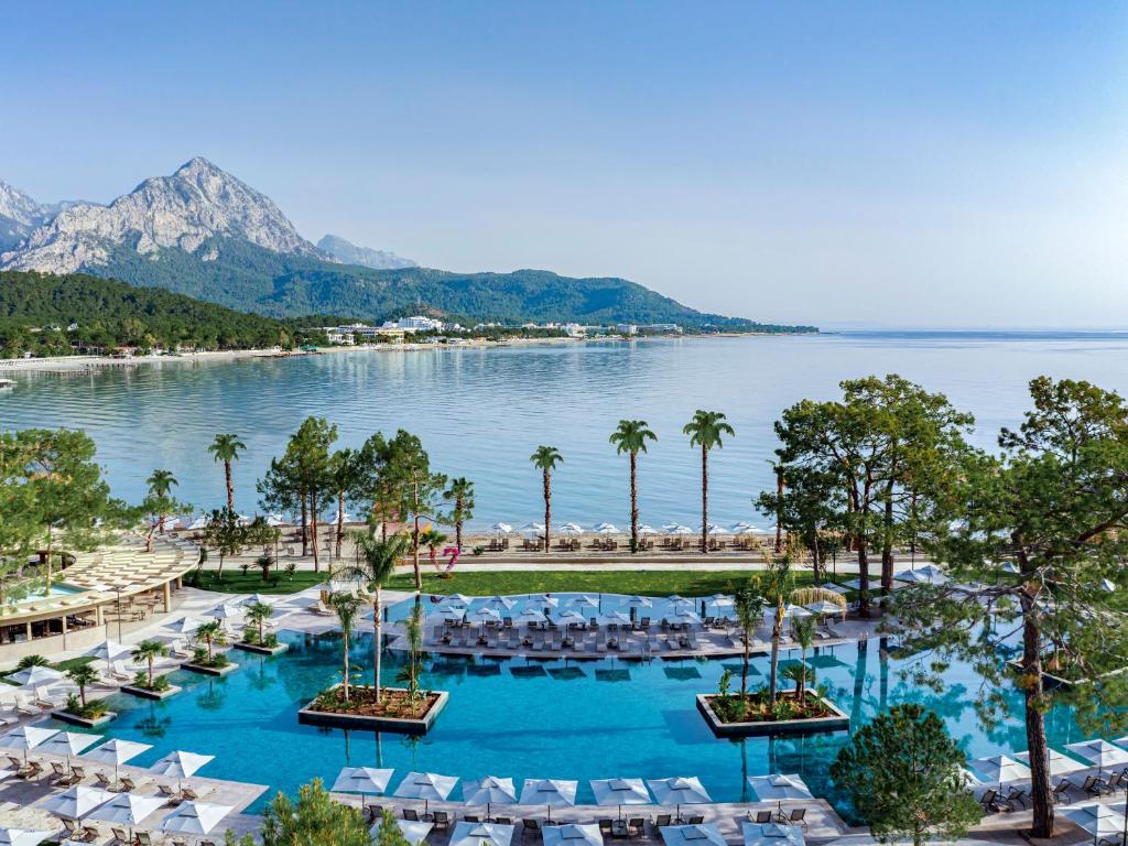 Skats uz baseinu un piekrasti viesnīcā NG Phaselis Bay