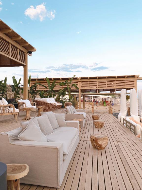 Terase ar modernām mēbelēm hotelā LIU Resorts piekrastē