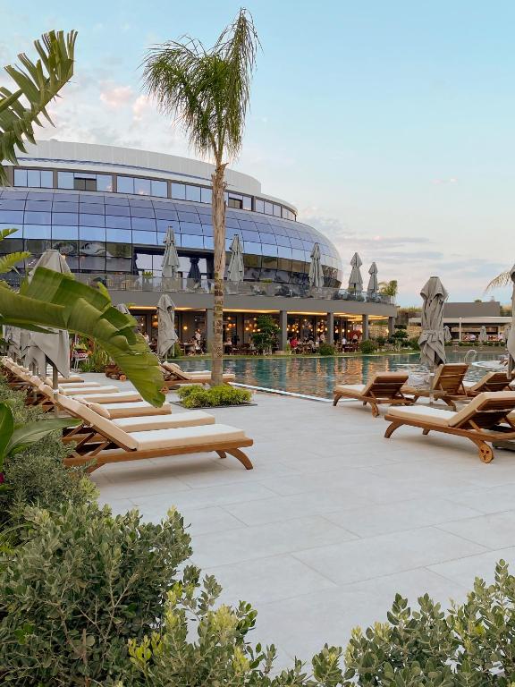 Moderns baseins un sauļošanās zona pie LIU Resorts