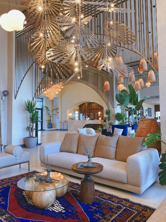 Moderns viesnīcas interjers ar elegantu apgaismojumu, LIU Resorts