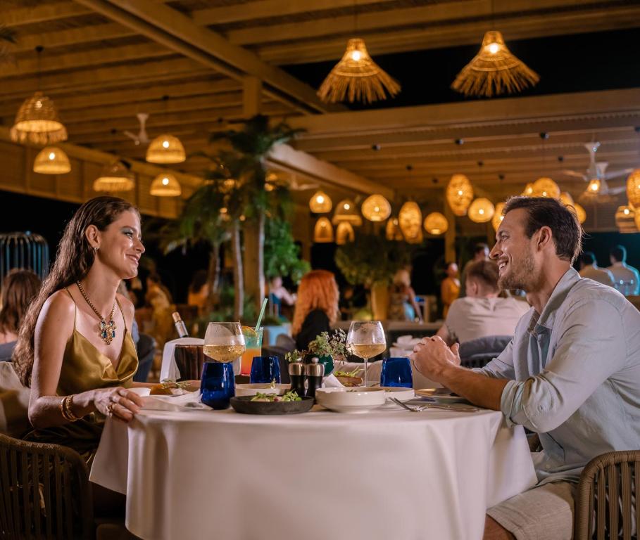 Pāris romantiskā vakariņu atmosfērā piekrastes restorānā LIU Resorts.