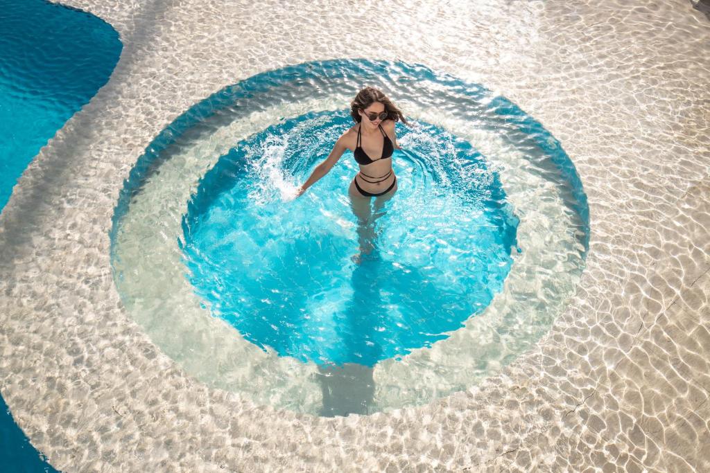 Sieviete peld baseinā Albatros Aqua Blu Resort
