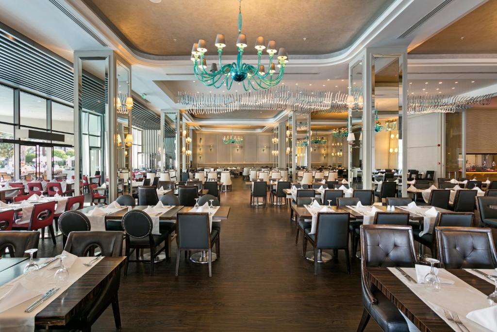 Elegants restorāns Titanic Deluxe Lara ar modernu interjeru.