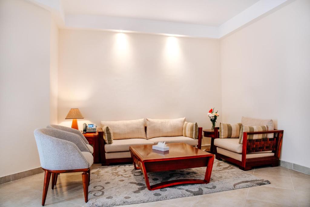 Mūsdienīgs viesnīcas numura atpūtas stūris Tropitel Sahl Hasheesh.