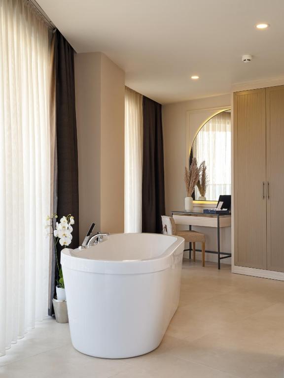 Mūsdienīga vannas istaba ar brīvu stūra vannu viesnīcā LIU Resorts