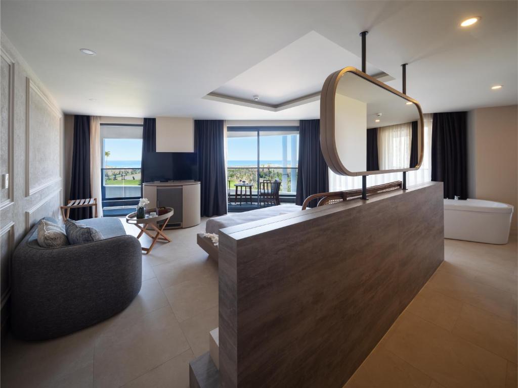 Mūsdienīgs numurs ar skatu uz jūru pie LIU Resorts