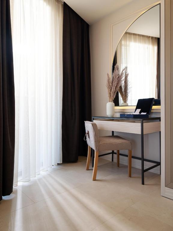 Elegants rakstāmgalds ar krēslu un spoguli hotelī LIU Resorts